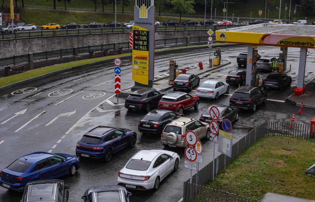 Niedobory paliw są efektem ukraińskich ataków na rosyjskie rafinerie i infrastrukturę naftową. Fot. PAP/EPA/	SERGEI ILNITSKY