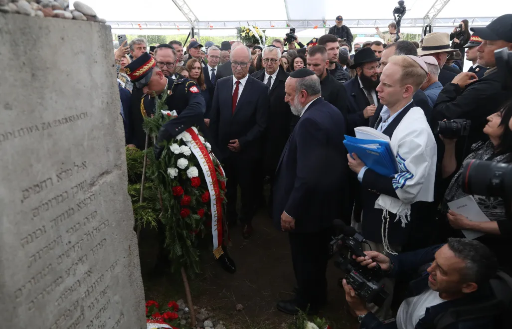 Naczelny rabin Polski Michael Schudrich (C), marszałek Sejmu Włodzimierz Czarzasty (C-2L) i szef Kancelarii Sejmu Marek Siwiec (C-L). Fot. PAP/Artur Reszko