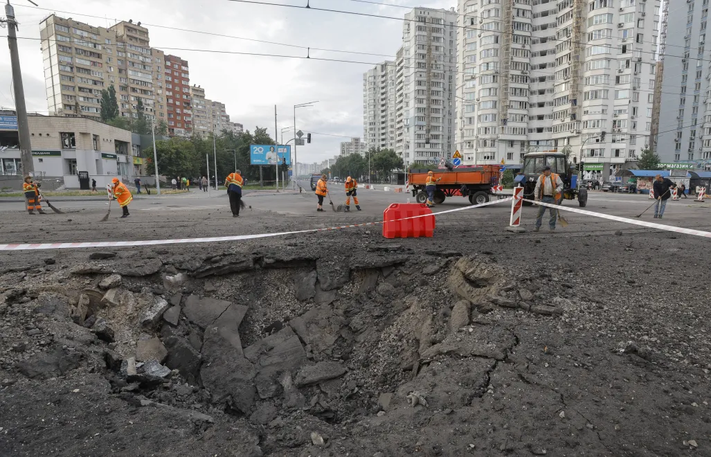Вирва на вулиці після російського ракетного удару по житловому району в Києві, Україна. Fot. PAP/EPA/SERGEY DOLZHENKO