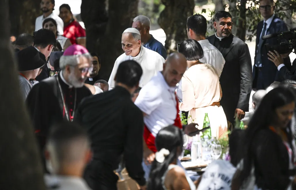 Papież zjadł obiad z 200 ubogimi na terenie letniej rezydencji w Castel Gandolfo. Fot. PAP/EPA/	RICCARDO ANTIMIANI