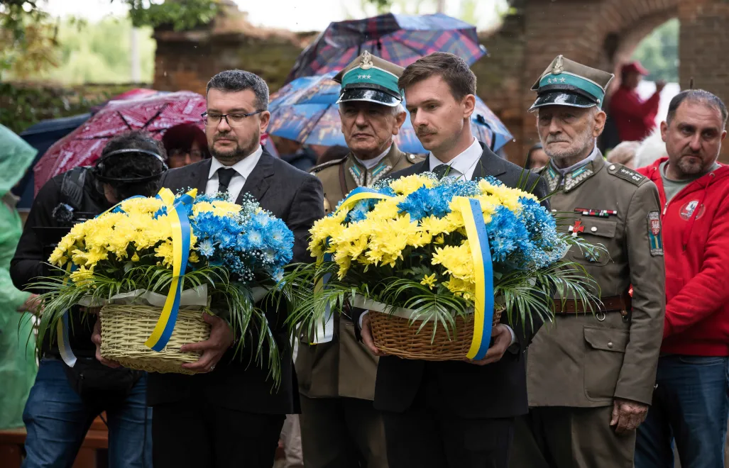 Голова Українського інституту національної пам’яті Олександр Алфьоров (у центрі ліворуч) та заступник міністра закордонних справ України Іван Вербицький (у центрі праворуч) під час поминальної служби за жертвами Волинської трагедії на римо-католицькому кладовищі в Олиці на Волині. Fot. PAP/Vladyslav Musiienko