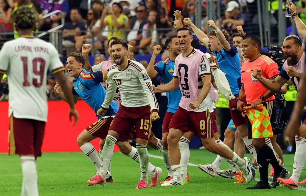 Reprezentacja Hiszpanii celebruje awans do finału MŚ. Fot. PAP/EPA/CHRISTOPHER NEUNDORF
