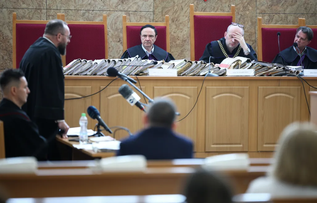 Sędziowie Wojciech Domański, Sławomir Noga i Tomasz Kudla na sali rozpraw Sądu Okręgowego w Krakowie. Fot. PAP/Łukasz Gągulski 
