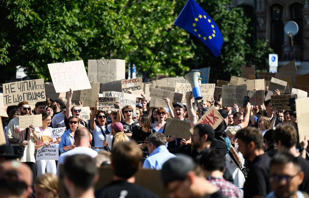 Протест проти рішення президента Володимира Зеленського про звільнення з посади міністра оборони України Михайла Федорова. Fot. PAP/Vladyslav Musiienko