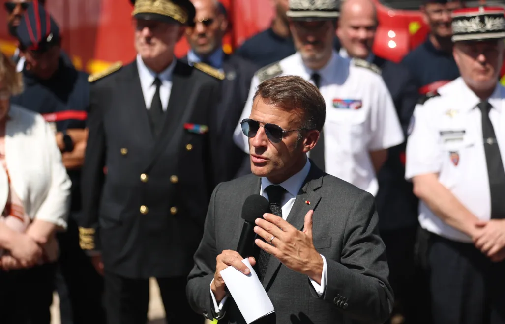 Prezydent Macron podczas wizyty w Fontainebleau. Fot. PAP/EPA/MOHAMMED BADRA / POOL