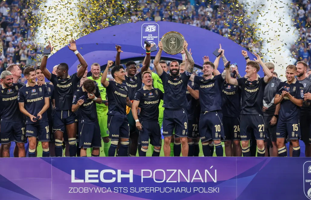 Piłkarze Lecha Poznań cieszą się podczas dekoracji po meczu o Superpuchar Polski z Górnikiem Zabrze. fot. PAP/Paweł Jaskółka