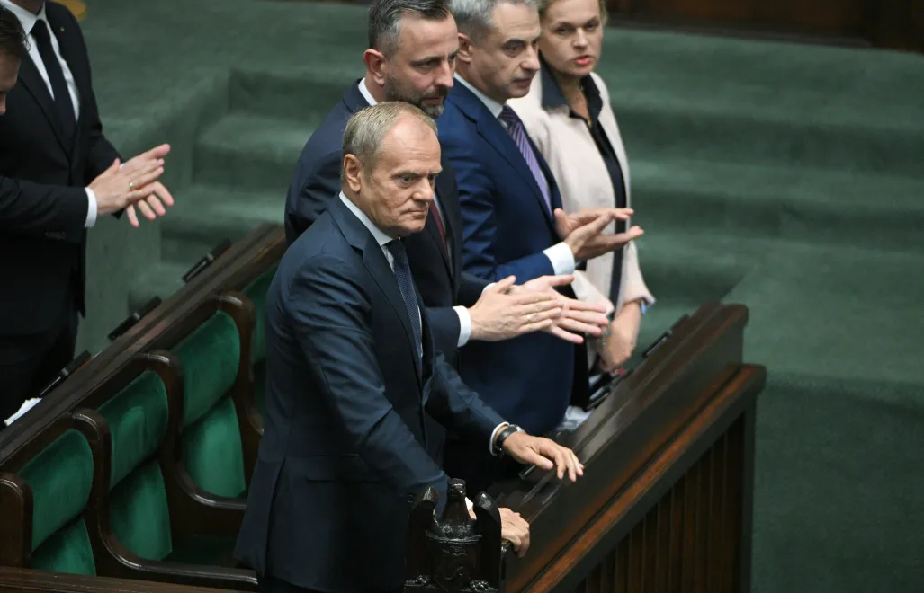 Прем'єр-міністр Дональд Туск, віцепрем'єр-міністр, міністр національної оборони Владислав Косіняк-Камиш, віцепрем'єр-міністр, міністр цифровізації Кшиштоф Ґавковський та міністерка освіти Барбара Новацька у пленарній залі Сейму. Fot. PAP/Marcin Obara
