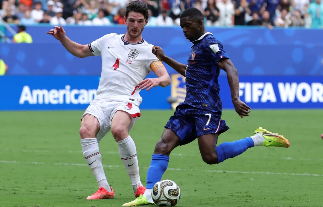 Declan Rice (L) i Ousmane Dembele (P). Fot. EPA/CRISTOBAL HERRERA-ULASHKEVICH