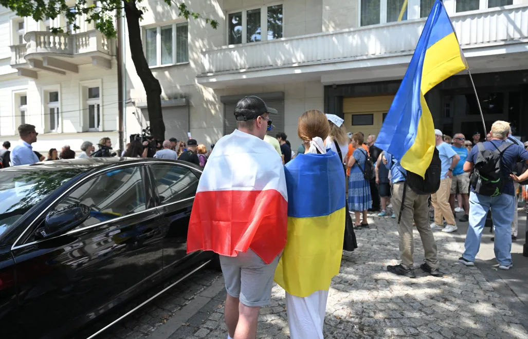 „Manifestacja przeciwko nienawiści/ Manifestacja Przyjaźni z Ukrainą” przed ambasadą Ukrainy w stolicy. Fot. PAP/Marcin Obara