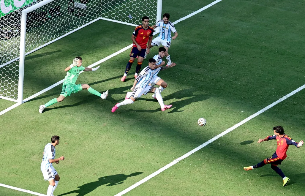 Gol Ferrana Torresa w meczu z Argentyną Fot. PAP/EPA/RONALD WITTEK