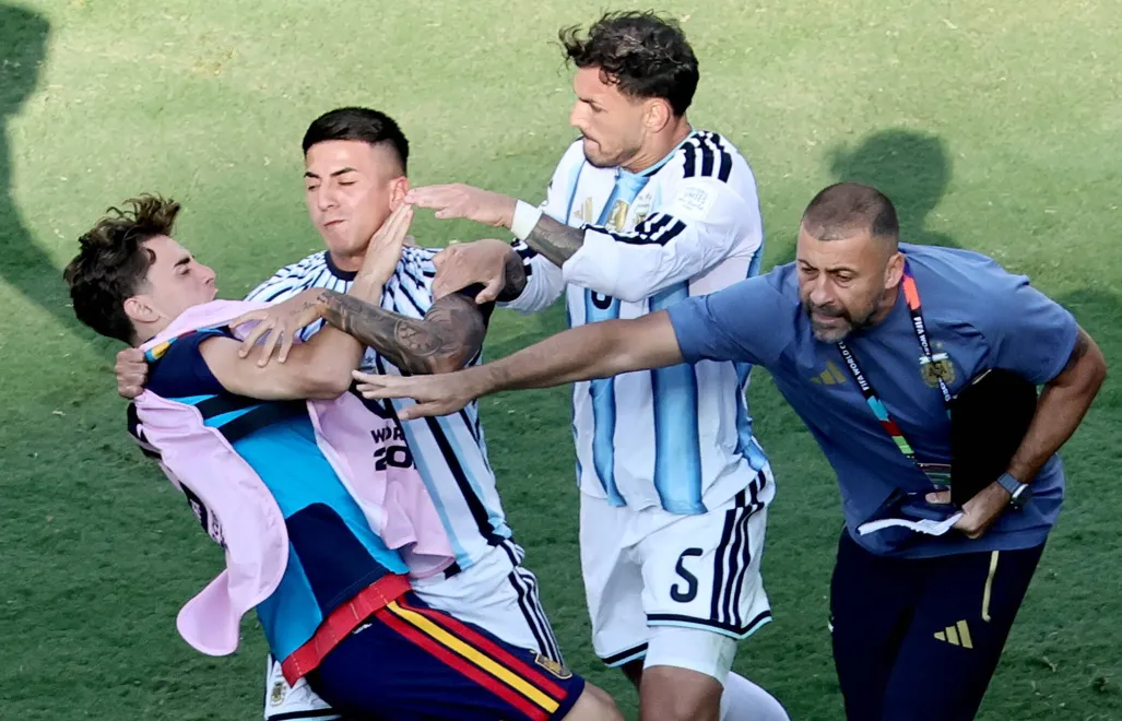 Gavi (z lewej|), Nahuel Molina (w środku) i Leandro Paredes fot. PAP/EPA/RONALD WITTEK