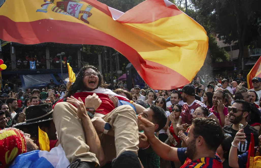 Celebracja hiszpańskich kibiców w Mexico City, fot. PAP/EPA/EFE/Tomas Perez