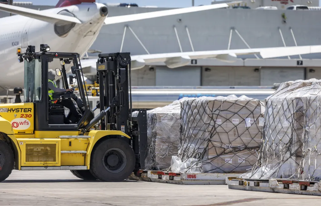 Transport pomocy humanitarnej z USA na Kubę, fot. PAP/EPA/CRISTOBAL HERRERA-ULASHKEVICH