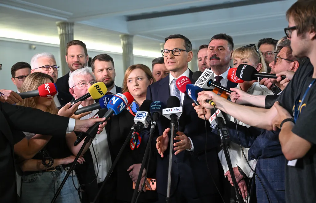 Mateusz Morawiecki oraz grupa posłów z "Rozwój Plus". Fot. PAP/Radek Pietruszka