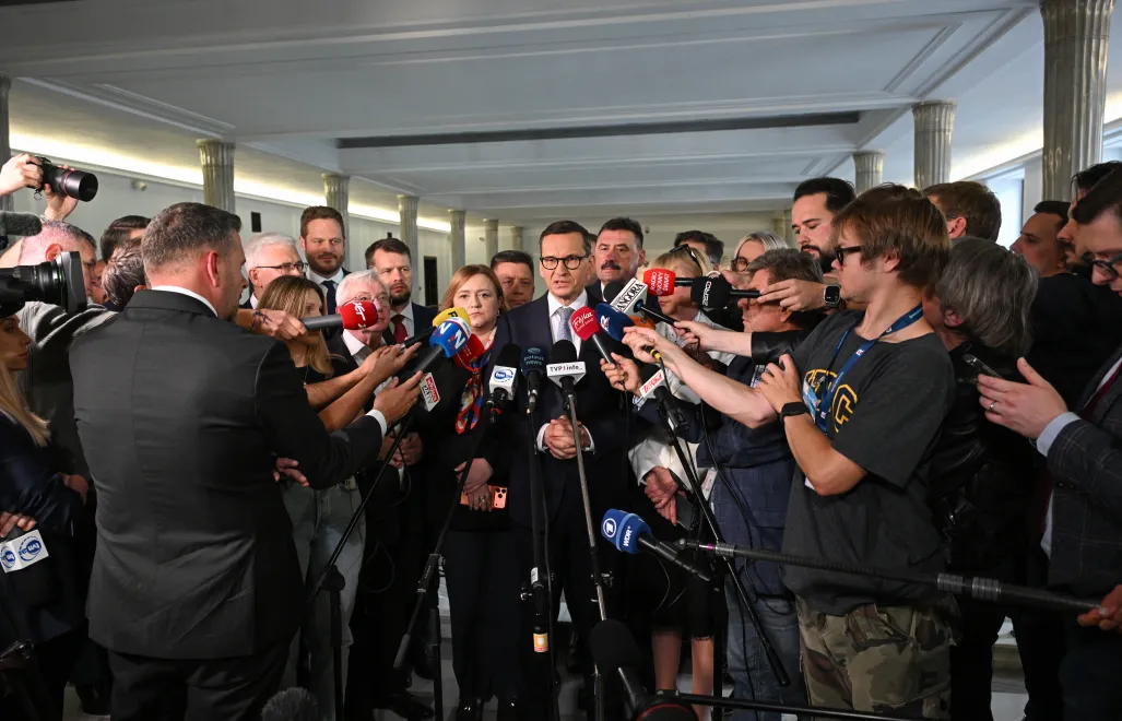 Mateusz Morawicki oraz członkowie "Rozwój Plus". Fot. PAP/Radek Pietruszka