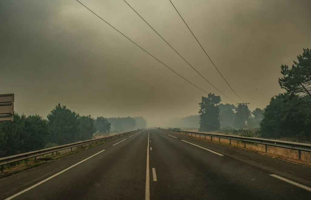 Dym znad palących się lasów we Francji Fot. PAP/EPA/ASTRID LAGOUGINE