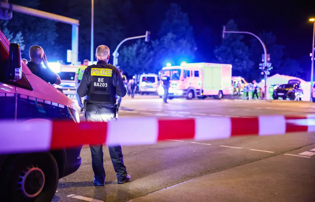 Policja na miejscu zdarzenia, fot. PAP/EPA/CLEMENS BILAN