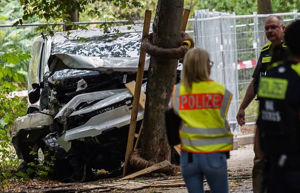 Поліцейські працюють біля розбитого автомобіля в районі Тіргартен, неподалік від місця, де кілька людей отримали поранення під час Параду рівності у Берліні, Німеччина, 26 липня 2026 року. Fot. PAP/EPA/FADI YOUSEF