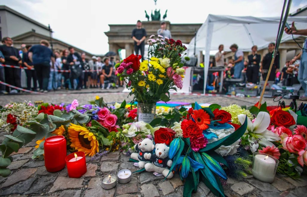 Kwiaty na miejscu tragedii w Berlinie Fot. PAP/EPA/CLEMENS BILAN