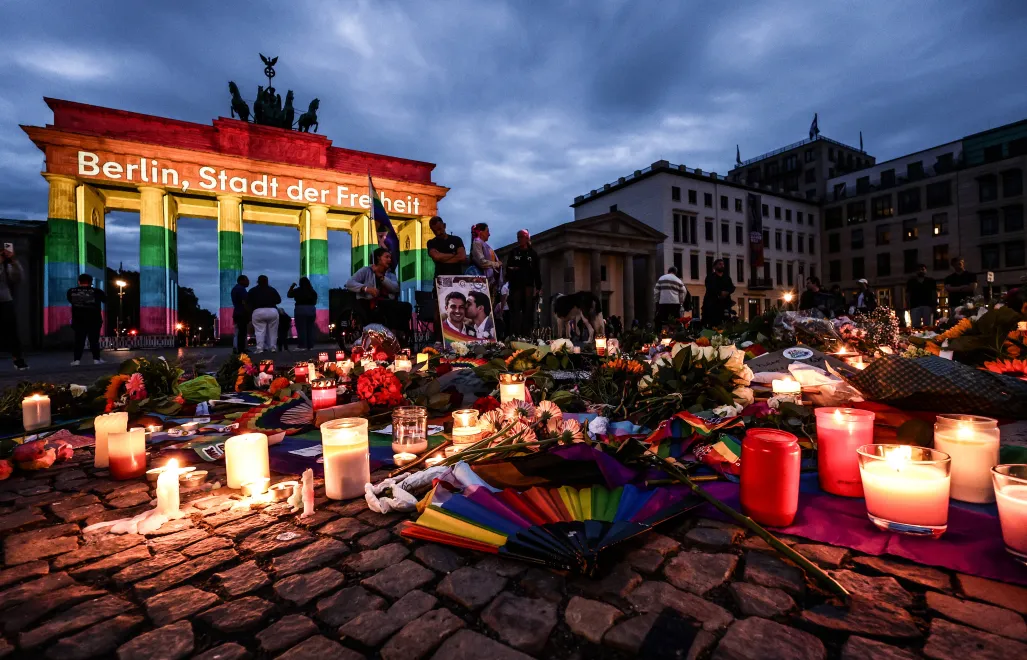 Kwiaty i znicze pod Bramą Brandenburską w Berlinie. Fot. PAP/EPA/FILIP SINGER 