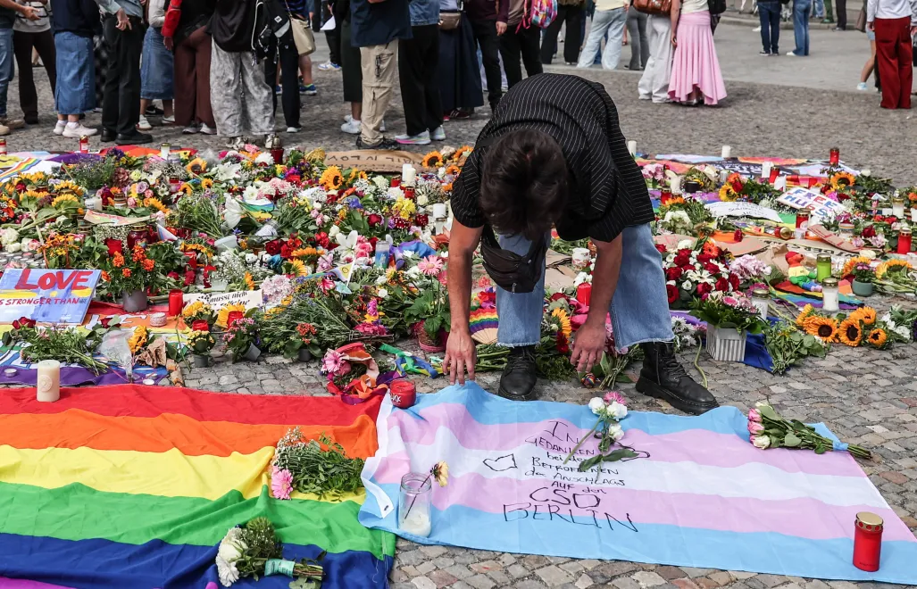 Kwiaty i znicze po ataku w Berlinie przed Bramą Brandenburską, fot. PAP/EPA/FILIP SINGER