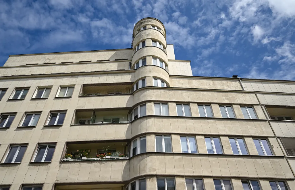Kamienica na ulicy 3 Maja, która wchodzi w skład Modernistycznego Centrum Gdyni. Fot. PAP/Adam Warżawa