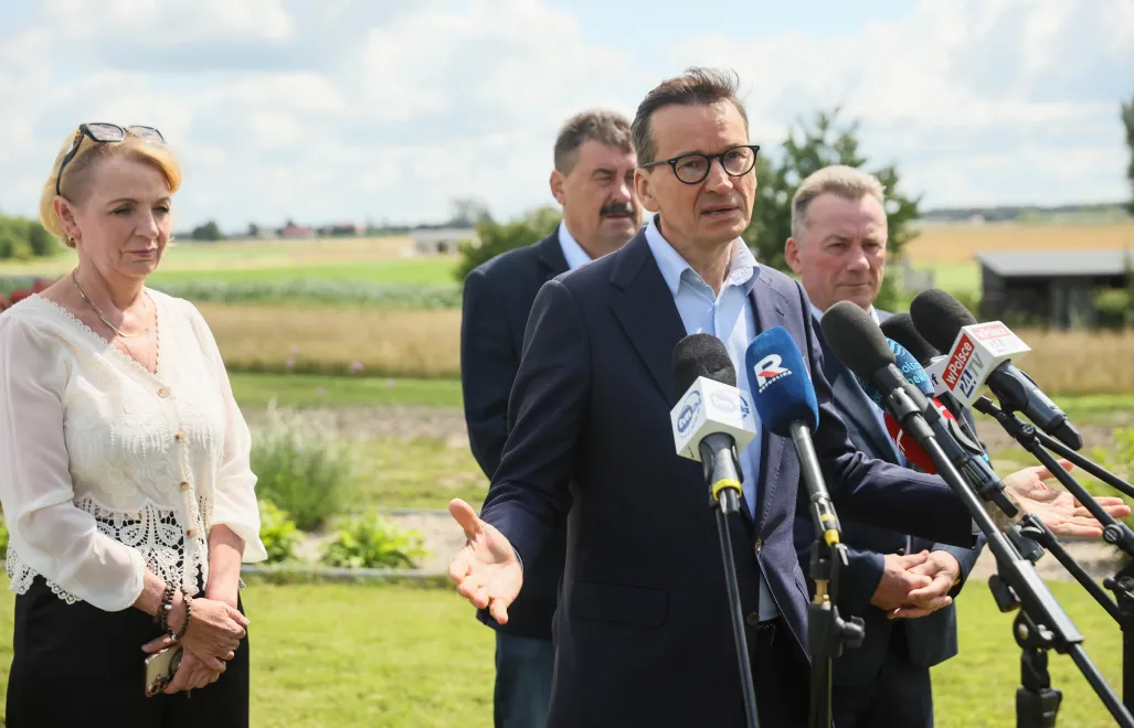 Członkowie Stowarzyszenia "Rozwój Plus": były premier Mateusz Morawiecki (2P), Anna Kwiecień (L) i Ryszard Bartosik (2L) oraz wójt gminy Górzno Waldemar Sabak (P) podczas konferencji prasowej w miejscowości Piaski. Fot. PAP/Leszek Szymański