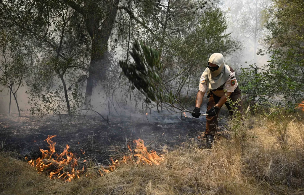 Gaszenie pożaru w Hiszpanii. Fot. PAP/EPA/Andreu Esteban