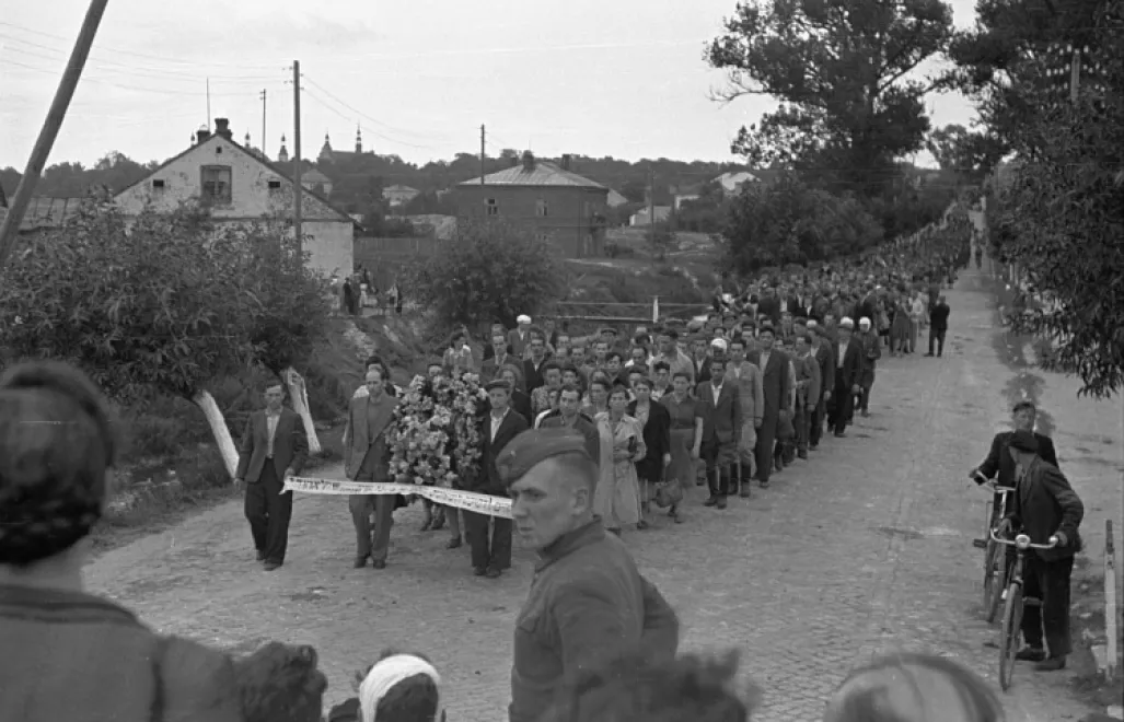 Pogrzeb ofiar pogromu kieleckiego: delegacje z wieńcami w kondukcie żałobnym. Kielce, 08.07.1946. Fot. PAP/CAF/J. Baranowski