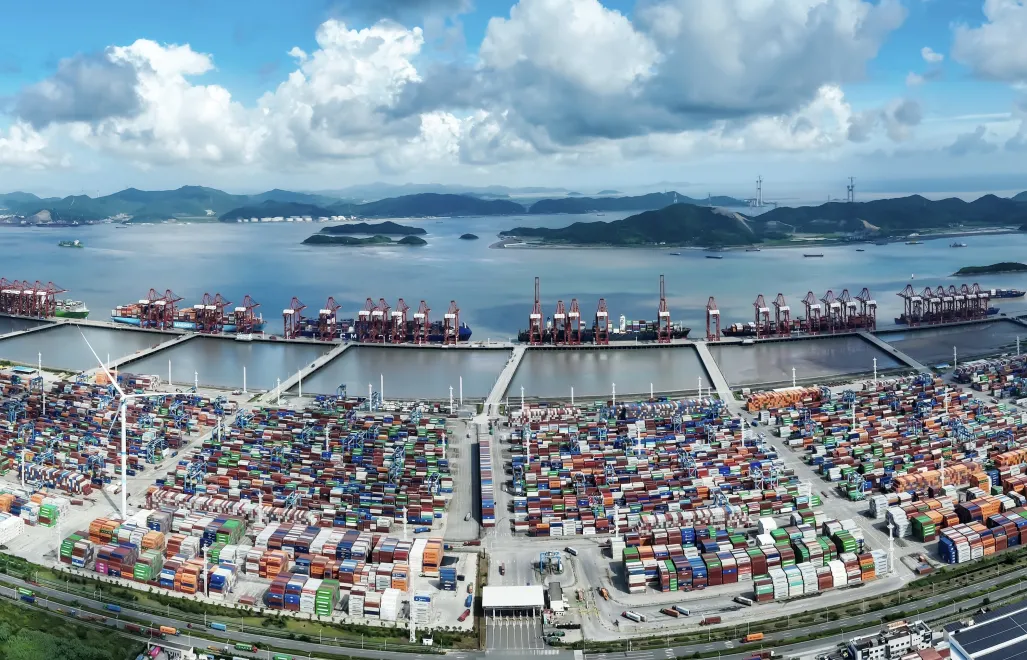 Port Meishan Port - pierwszy w Zhejiang „zielony terminal energetyczny” i światowy wzorzec zielonej transformacji portów — ogranicza emisję dwutlenku węgla o około 15 000 ton rocznie.