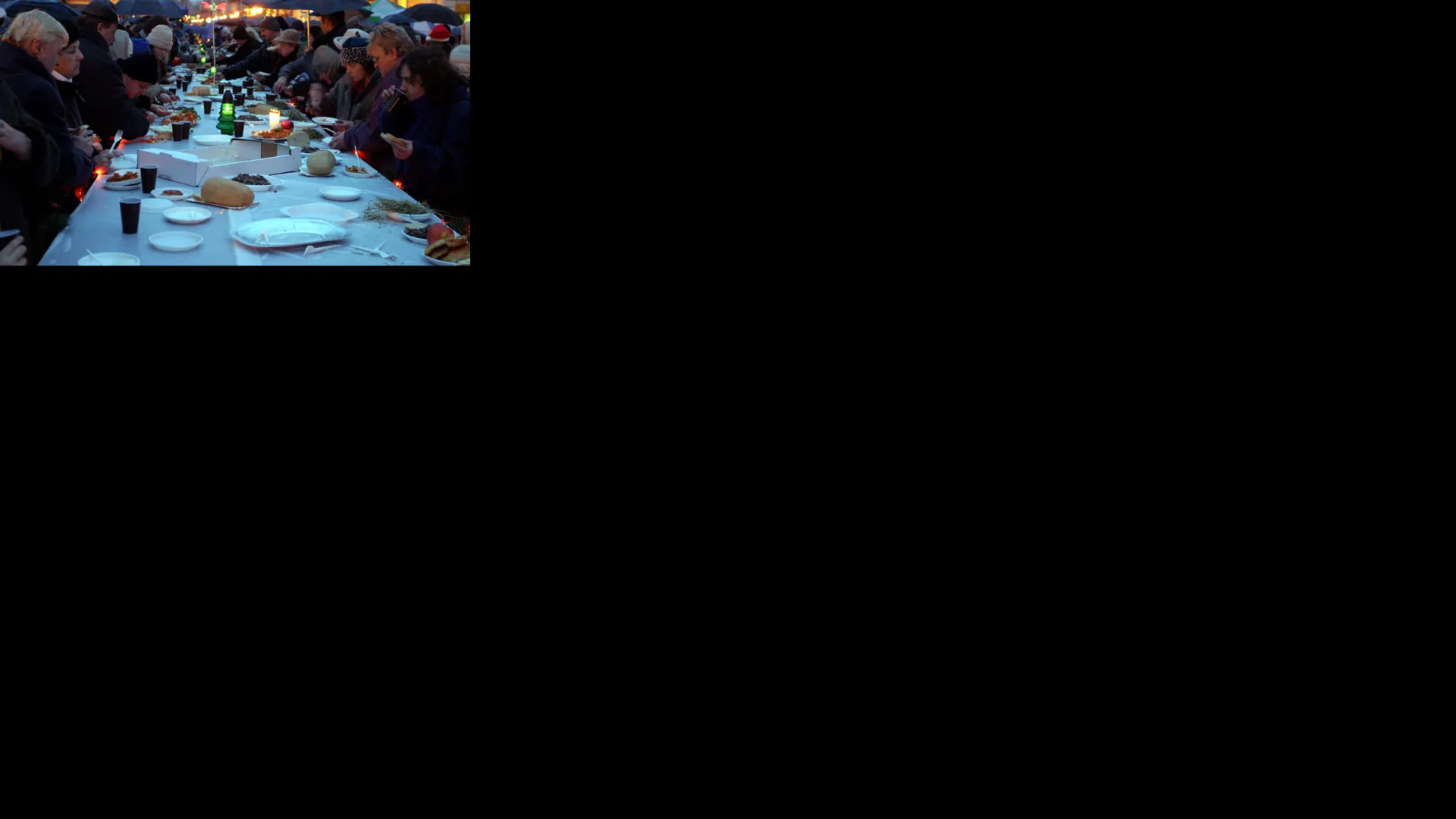 Kilka tysięcy ludzi zebrało się przy 96 metrowym wigilijnym stole w centrum Radomia, dzielono się opłatkiem i spożywano potrawy przyniesione przez mieszkańców Radomia. Fot. PAP/Piotr Polak