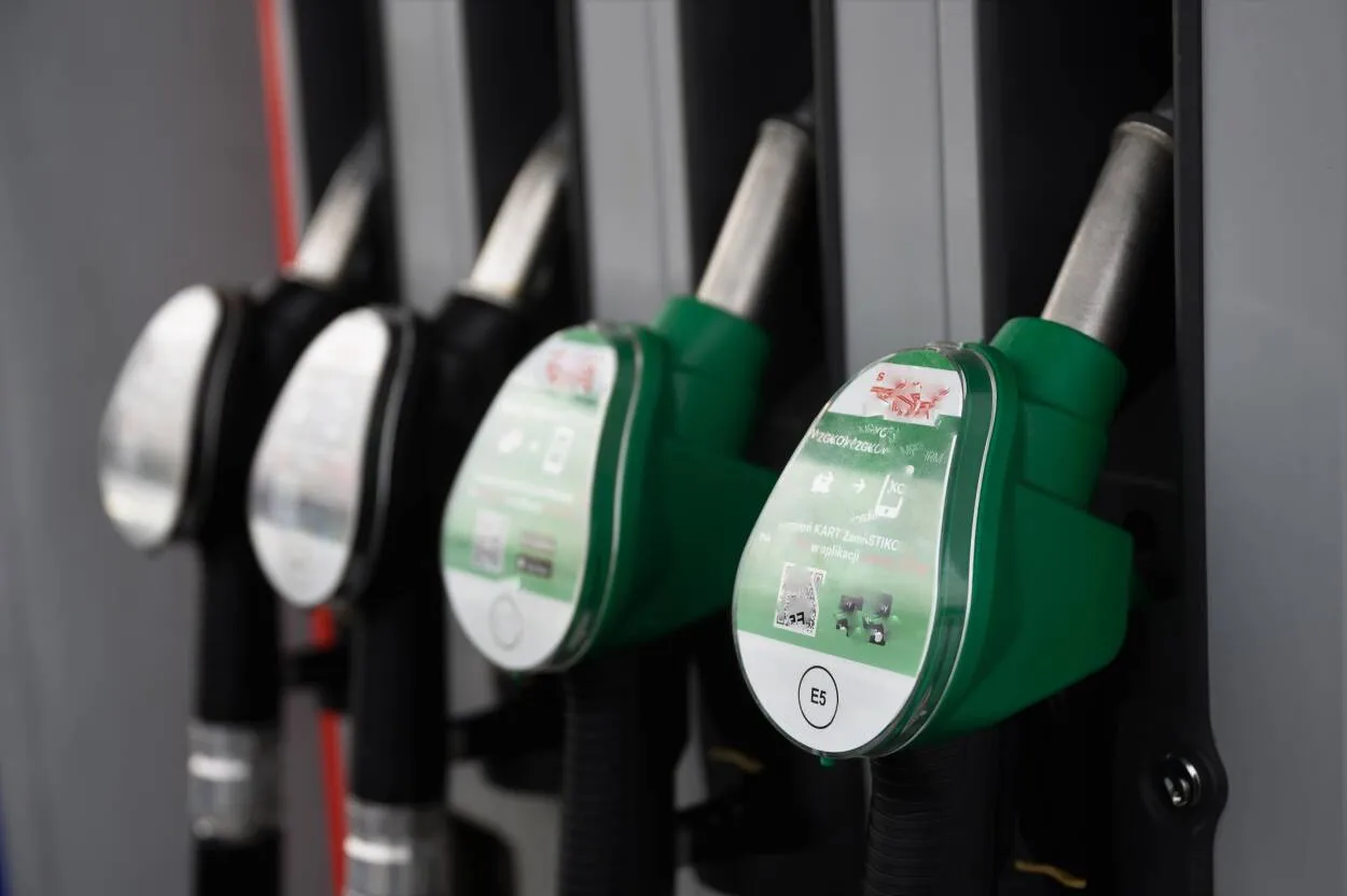 Politycy PiS: ceny paliw w Polsce wśród najniższych w Europie. Fot. PAP/Jakub Kaczmarczyk