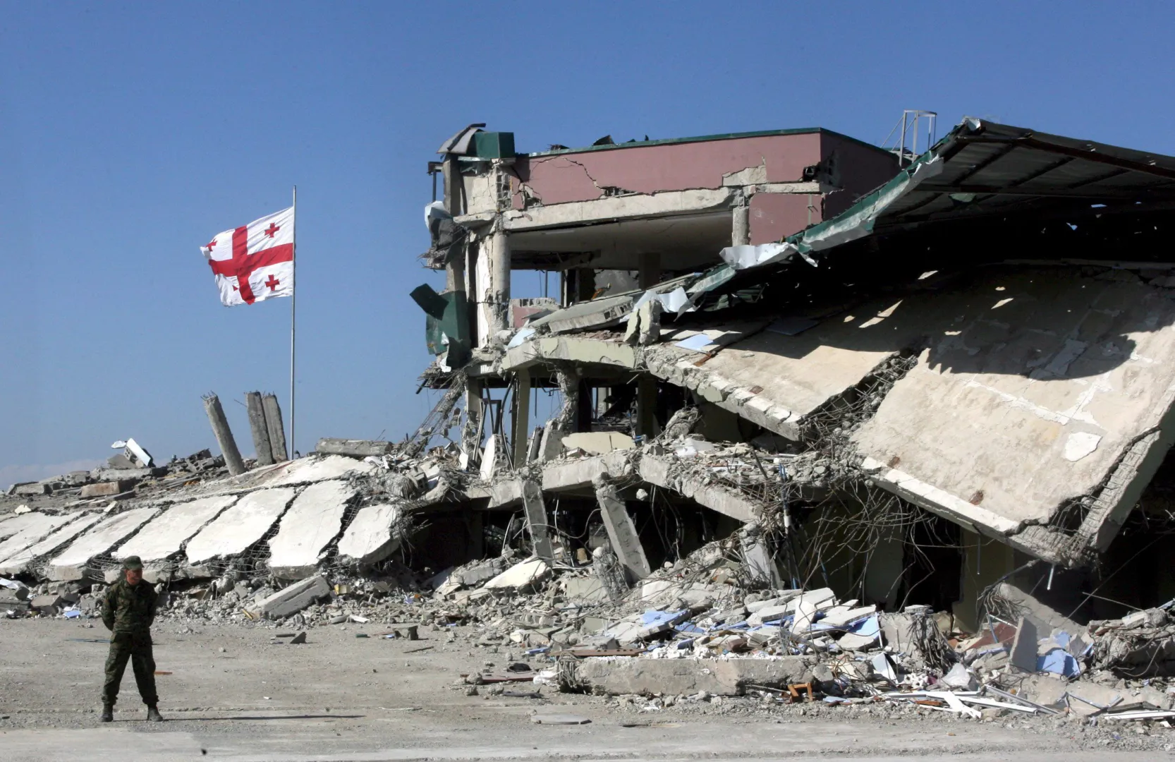  Zniszczona gruzińska baza wojskowa w mieście Gori, którą odwiedził 16 bm. sekretarz generalny NATO Jaap de Hoop Scheffer, fot. PAP/EPA/ZURAB KURTSIKIDZE