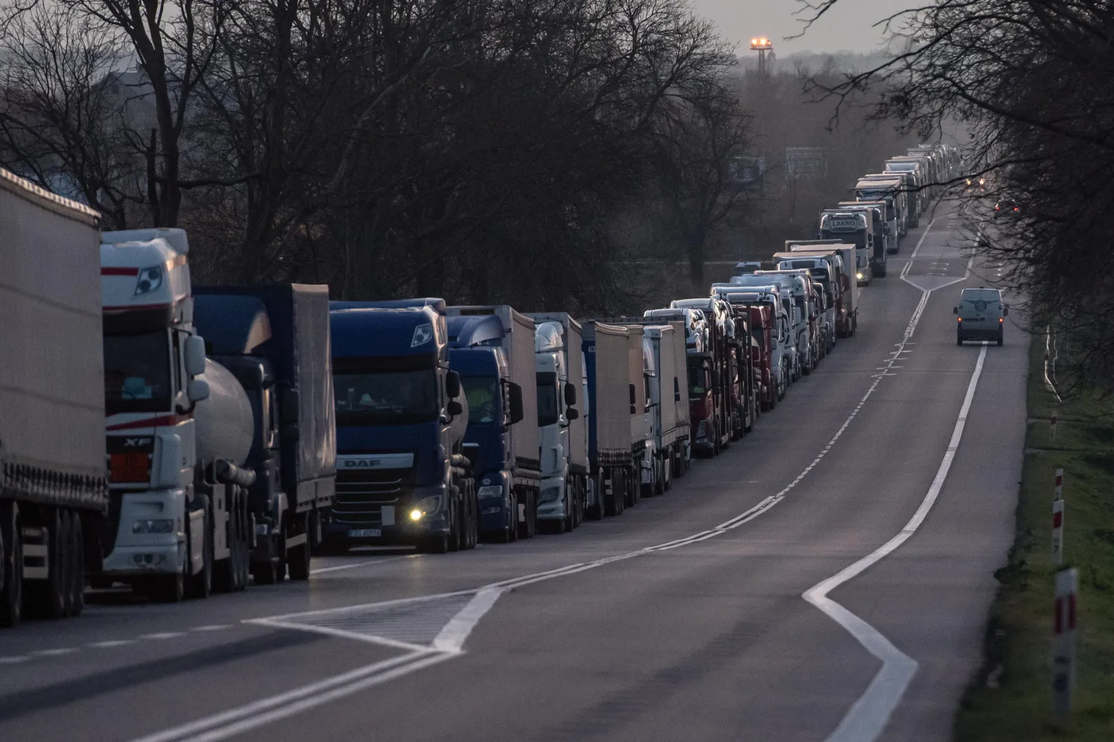 Dorohusk, 16.11.2023. 27-kilometrowa kolejka tirów do polsko-ukraińskiego przejścia granicznego w Dorohusku, fot. PAP/Wojtek Jargiło