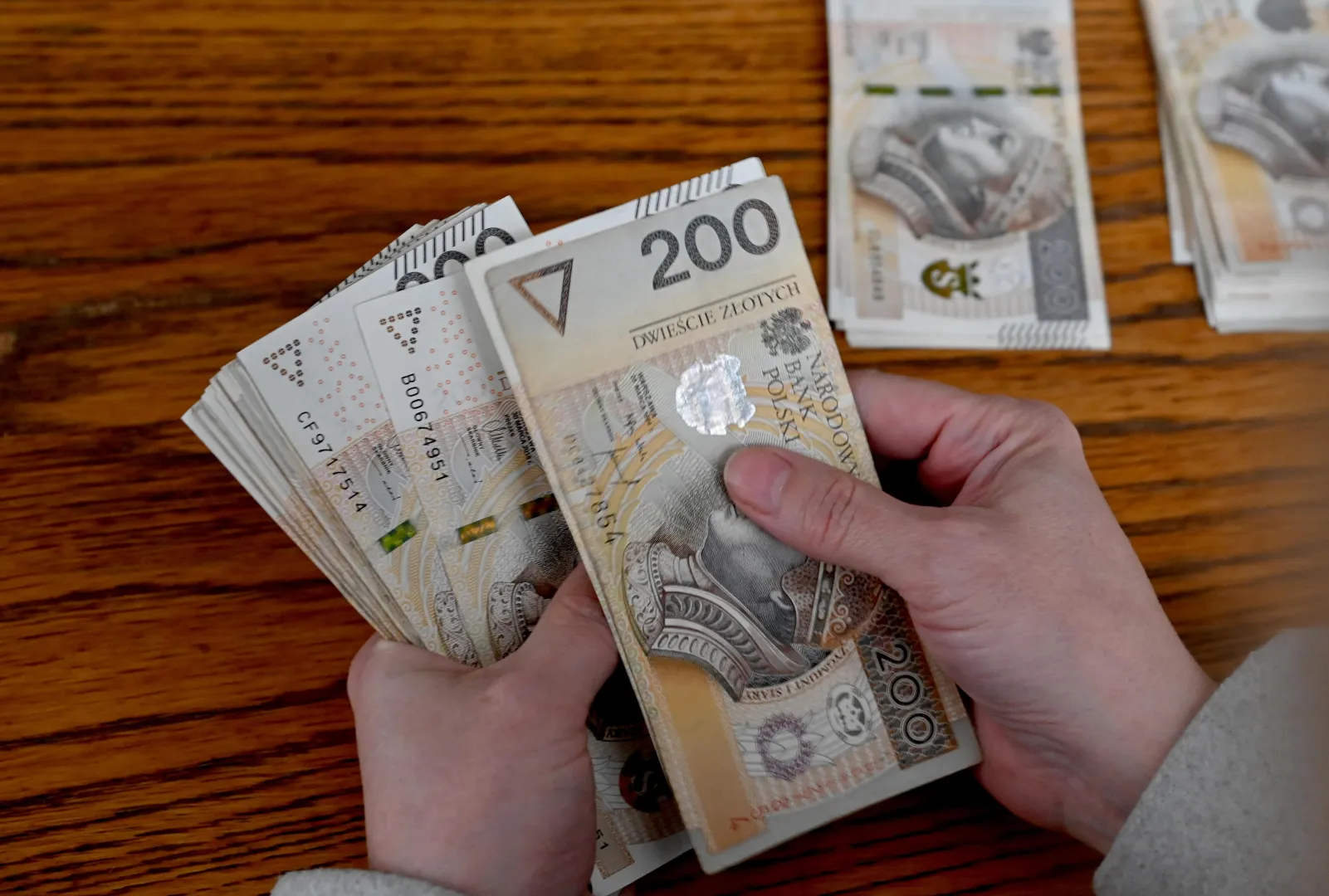 Banknoty. Fot. PAP/Marcin Bielecki