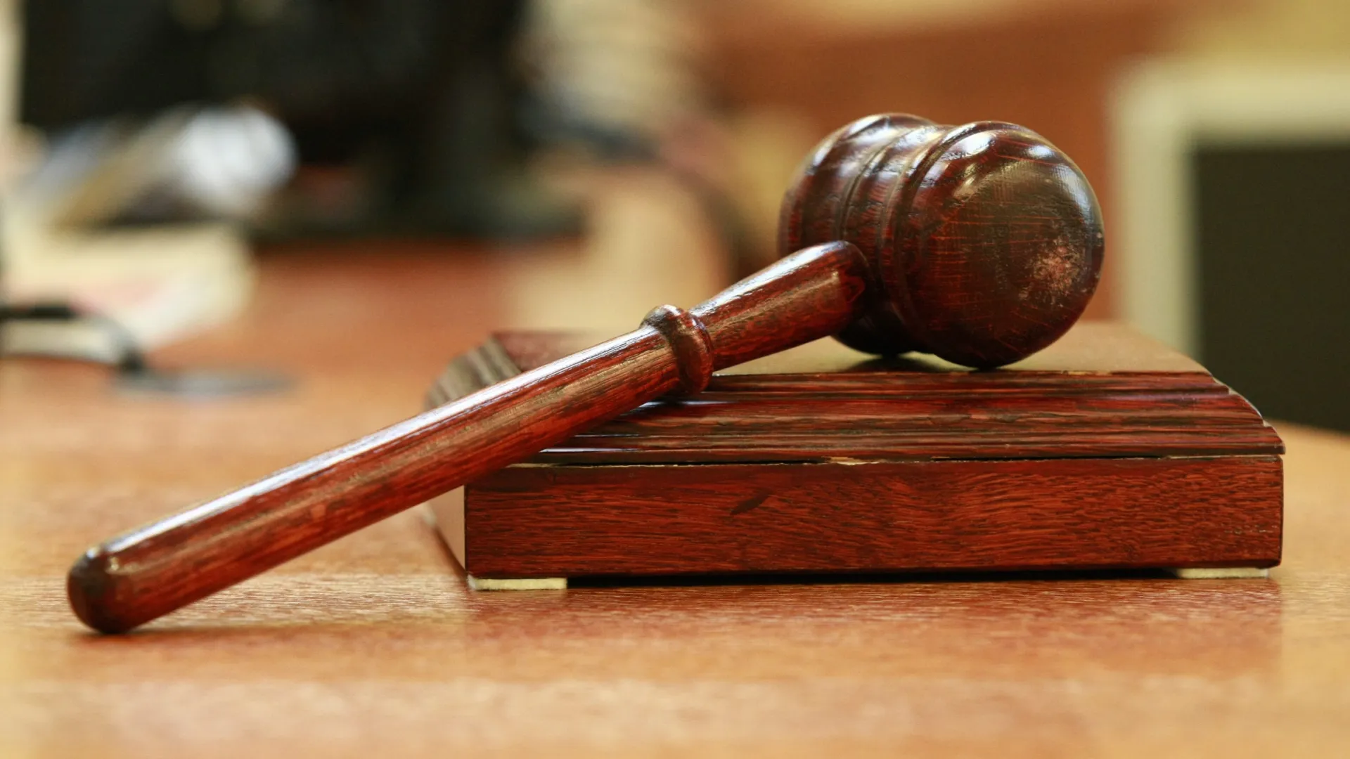 Młotek sędziowski (zdj. ilustracyjne). Fot. PAP/Marcin Bednarski