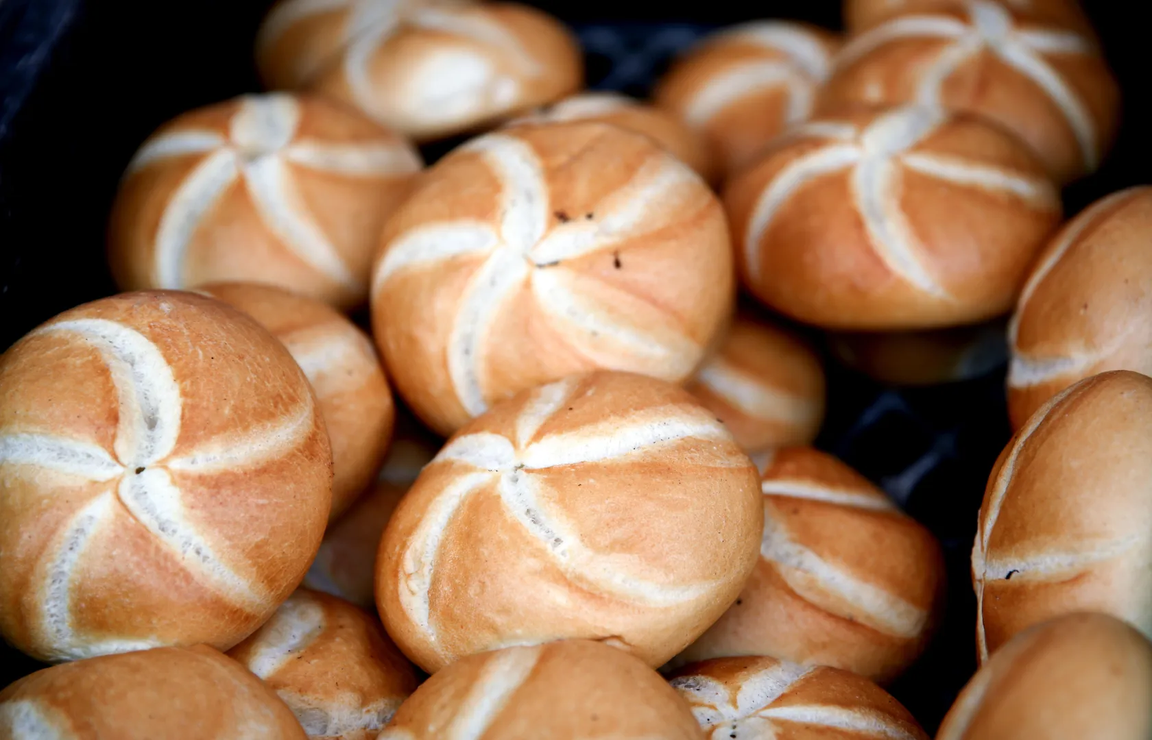 Bułki Kajzerki.  Fot. PAP/Łukasz Gągulski