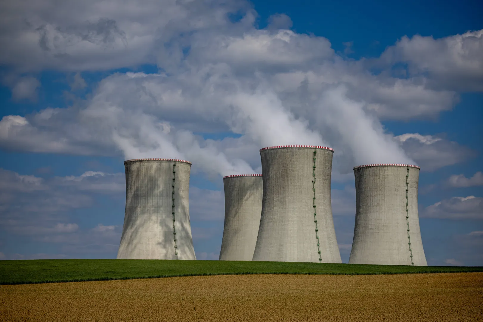 Elektrownia jądrowa. Zdj. ilustracyjne. Fot. PAP/EPA/MARTIN DIVISEK