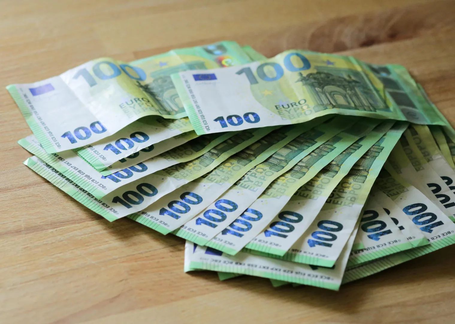 Banknoty międzynarodowej waluty euro (zdjęcie ilustracyjne). Fot. PAP/Tomasz Waszczuk