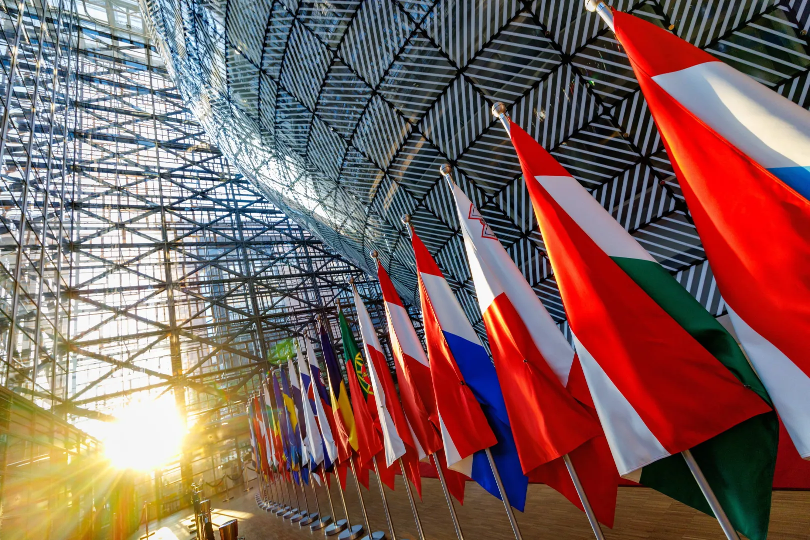 Flagi UE. Fot. PAP/EPA/	OLIVIER MATTHYS