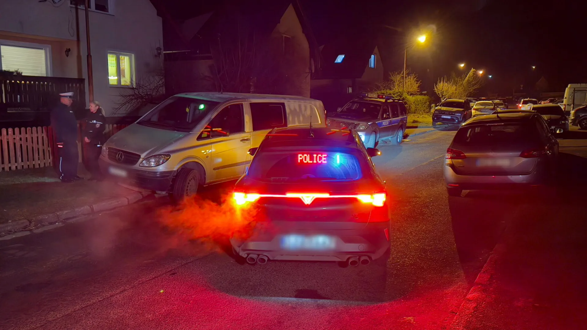 Policja na miejscu, gdzie znaleziono zwłoki 11-letniej dziewczynki Fot. PAP/Wojciech Kamiński