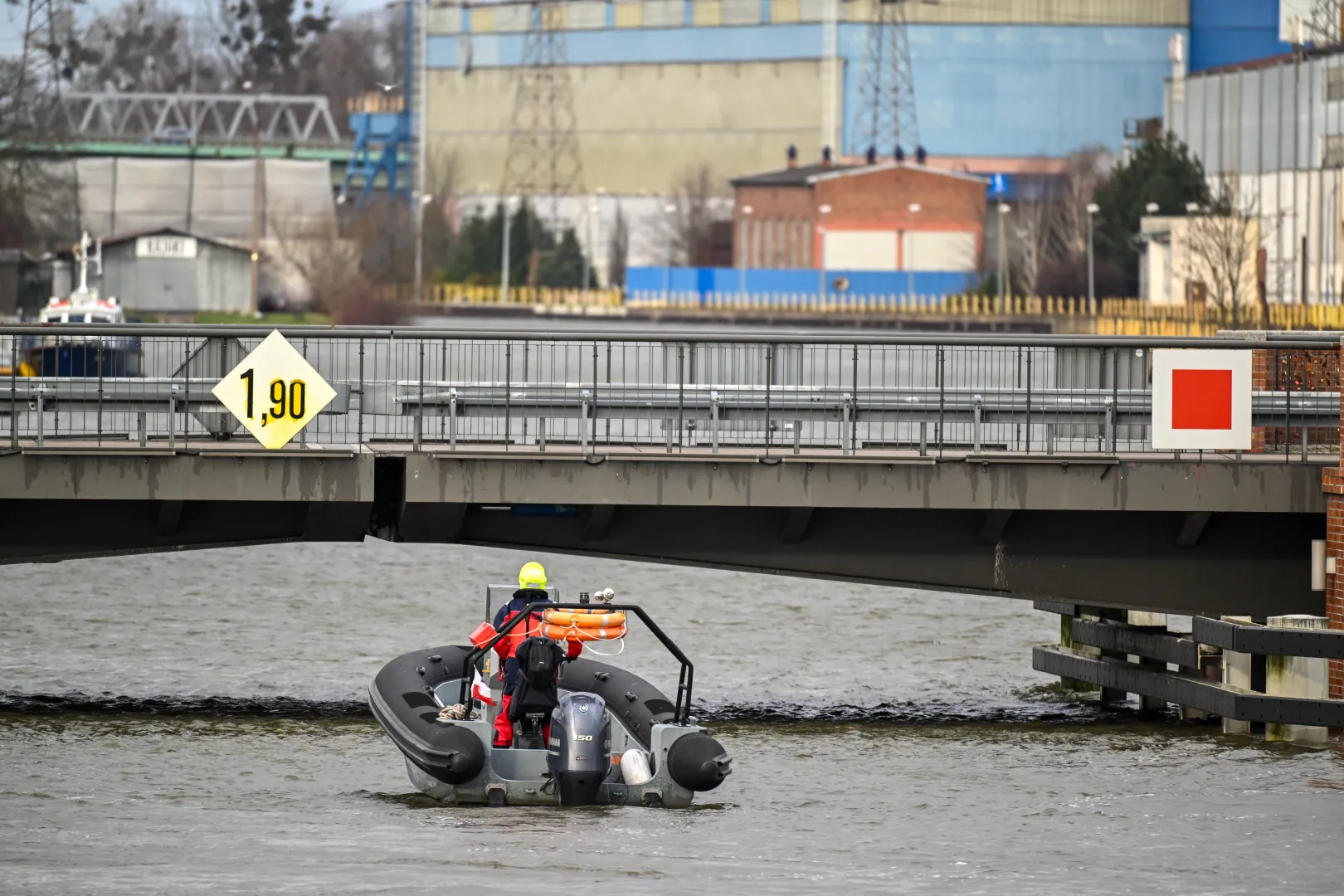 Władze miasta proszą o niezbliżanie się do rzeki i stosowanie do poleceń służb. Fot. PAP/Andrzej Jackowski 