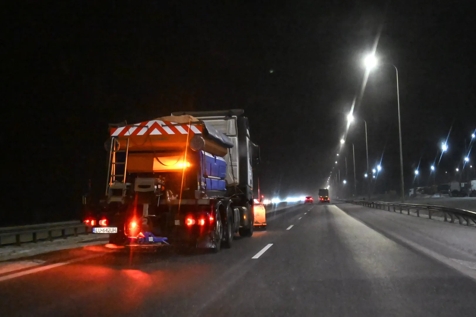 Pługoposypywarka na trasie S7 w okolicy miejscowości Narusa Fot. PAP/Andrzej Jackowski