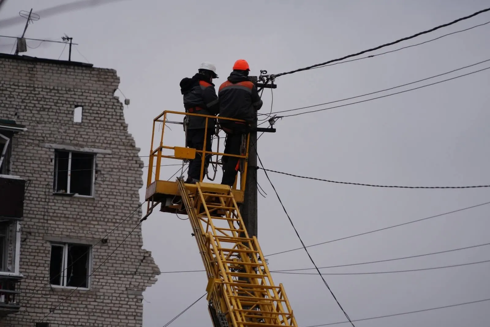 Ремонтные работы после российских атак. Fot. Facebook/Міністерство енергетики України 