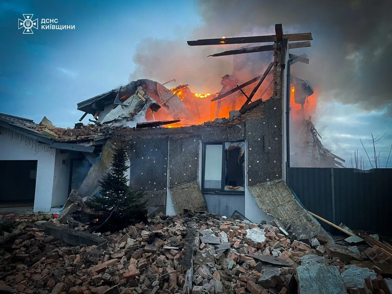 Наслідок російського удару по Київщині. Fot. ДСНС України, ДСНС Київщини
