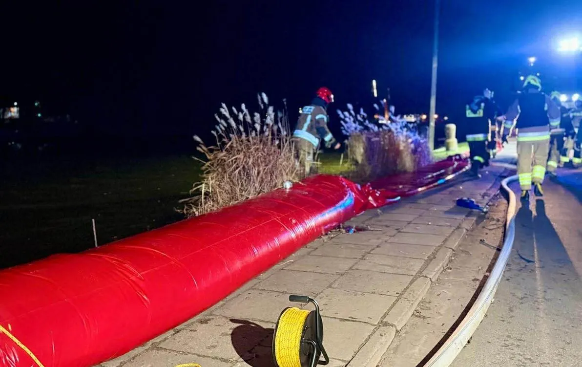 W zagrożonych rejonach miasta prewencyjnie rozłożone zostały rękawy przeciwpowodziowe Fot. Miasto Elbląg