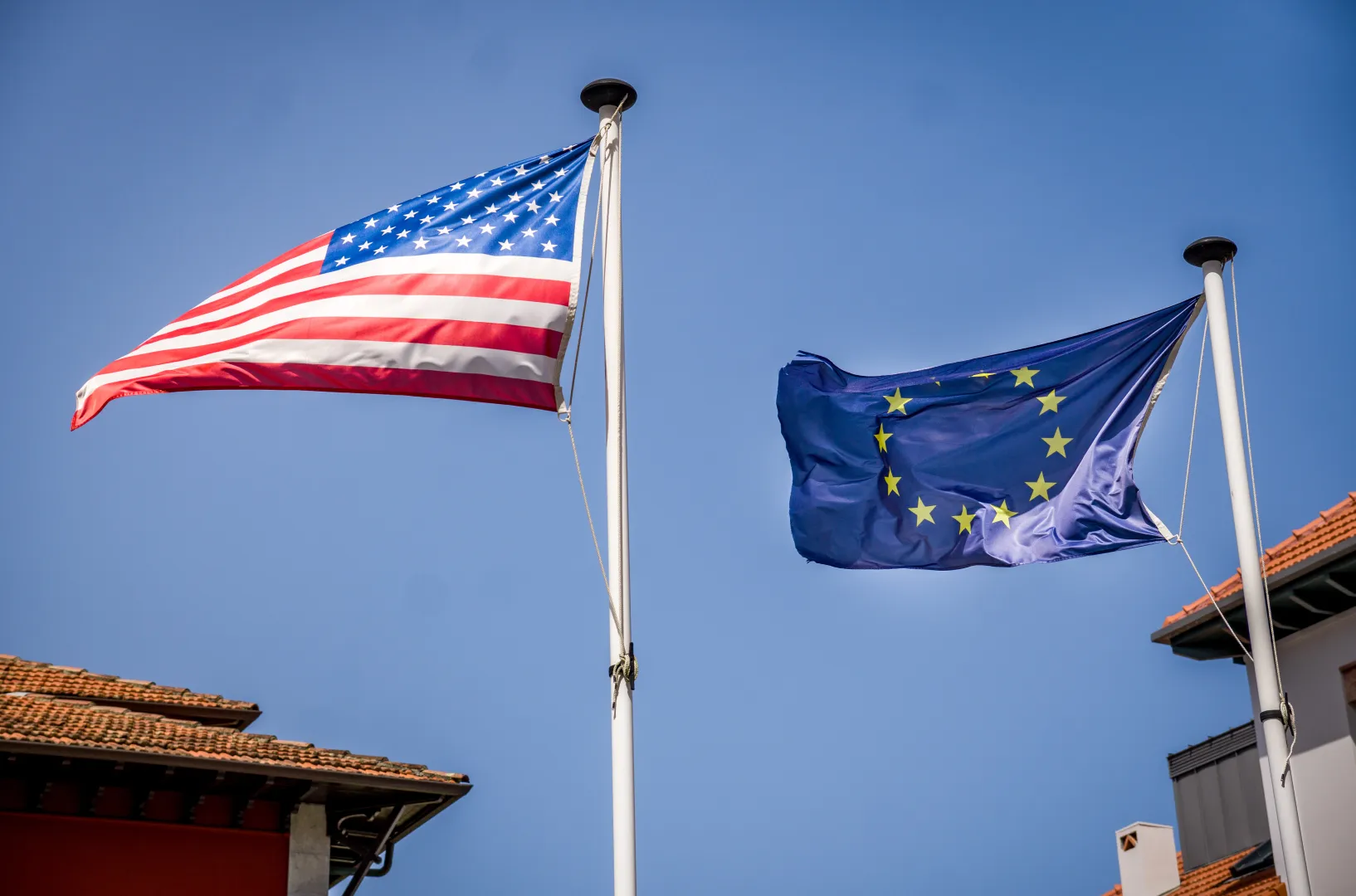 Flagi USA i UE. Zdjęcie ilustracyjne. Fot. EduBFoto/Adobe Stock