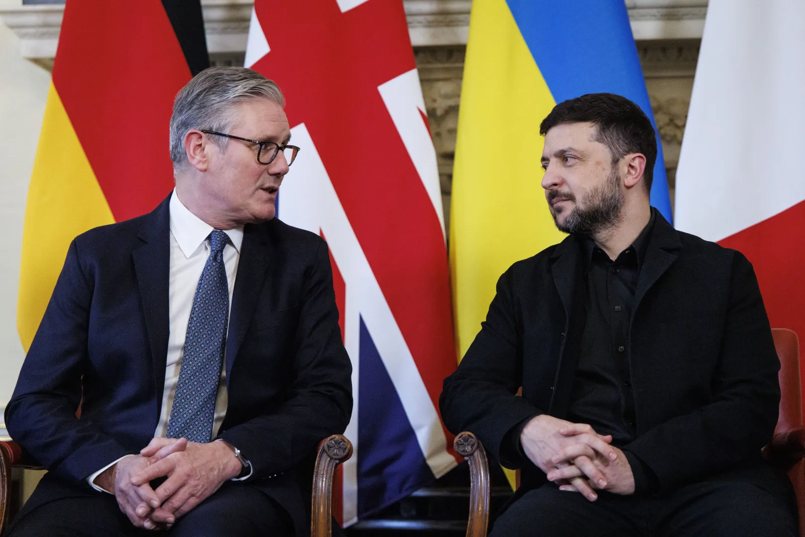 Keir Starmer (L) i Wołodymyr Zełenski (P). Fot. EPA/TOLGA AKMEN / POOL