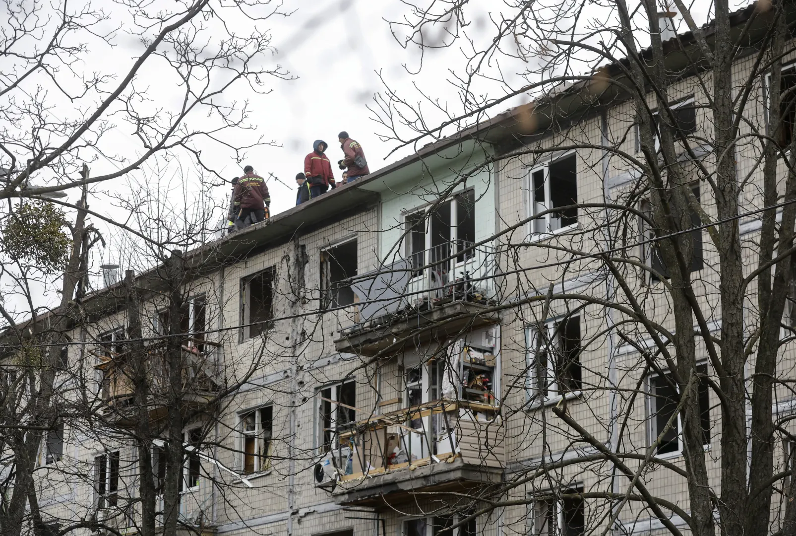 Zniszczenie po ataku w Kijowie z 23 grudnia Fot. PAP/EPA/SERGEY DOLZHENKO