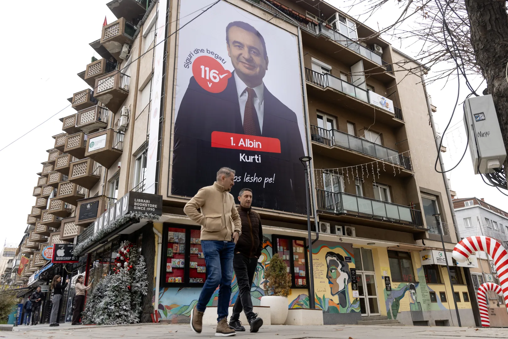 Plakat wyborczy Albina Kurtiego w Prisztinie Fot. PAP/EPA/GEORGI LICOVSKI